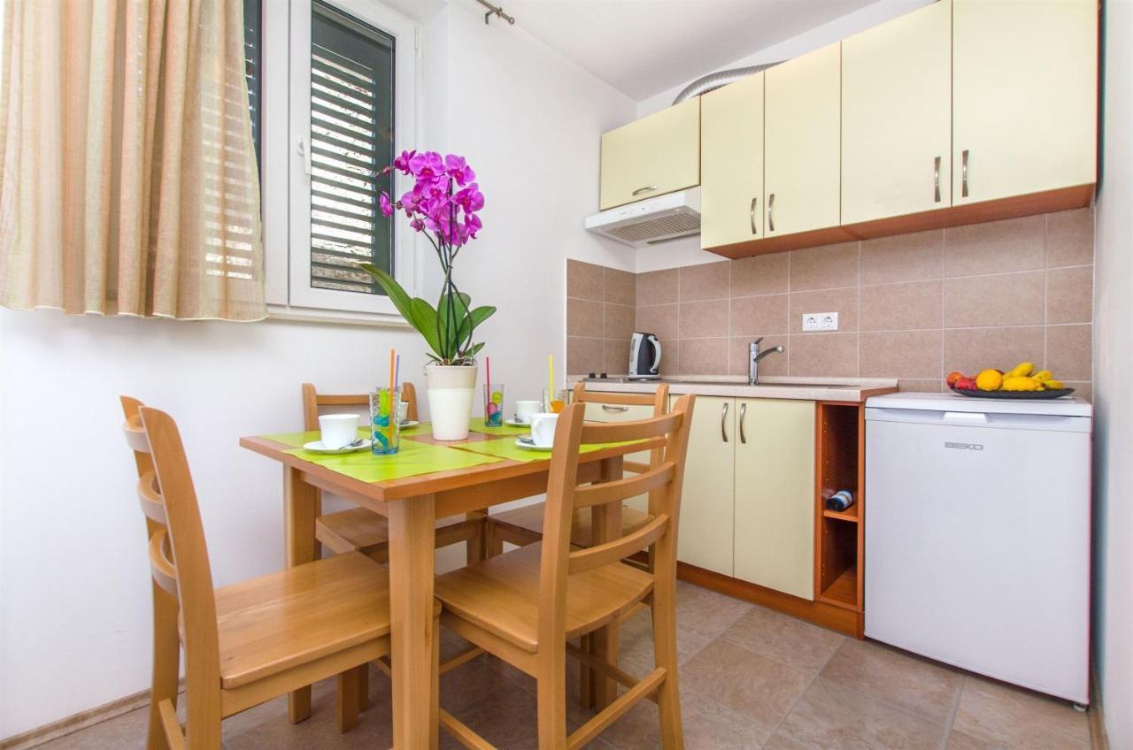 Apartments Mira โอมิช ภายนอก รูปภาพ