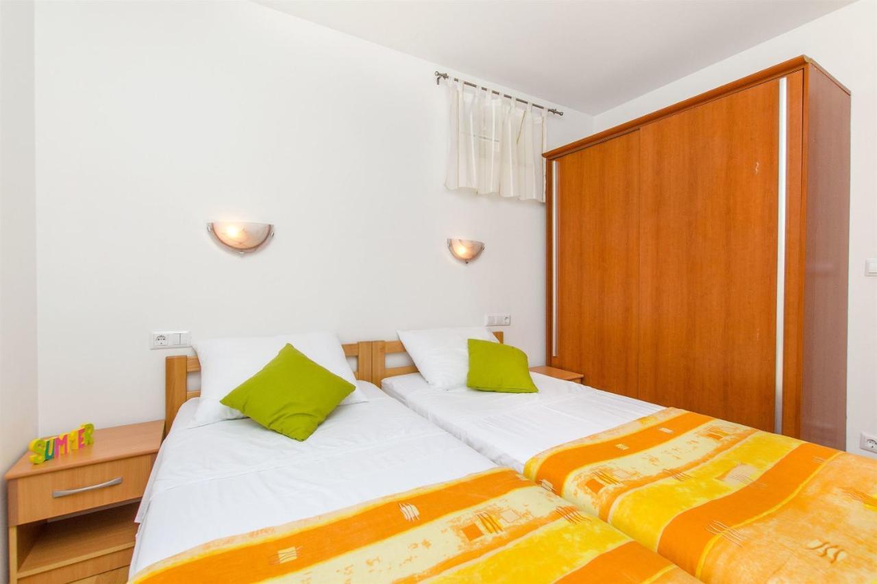 Apartments Mira โอมิช ภายนอก รูปภาพ