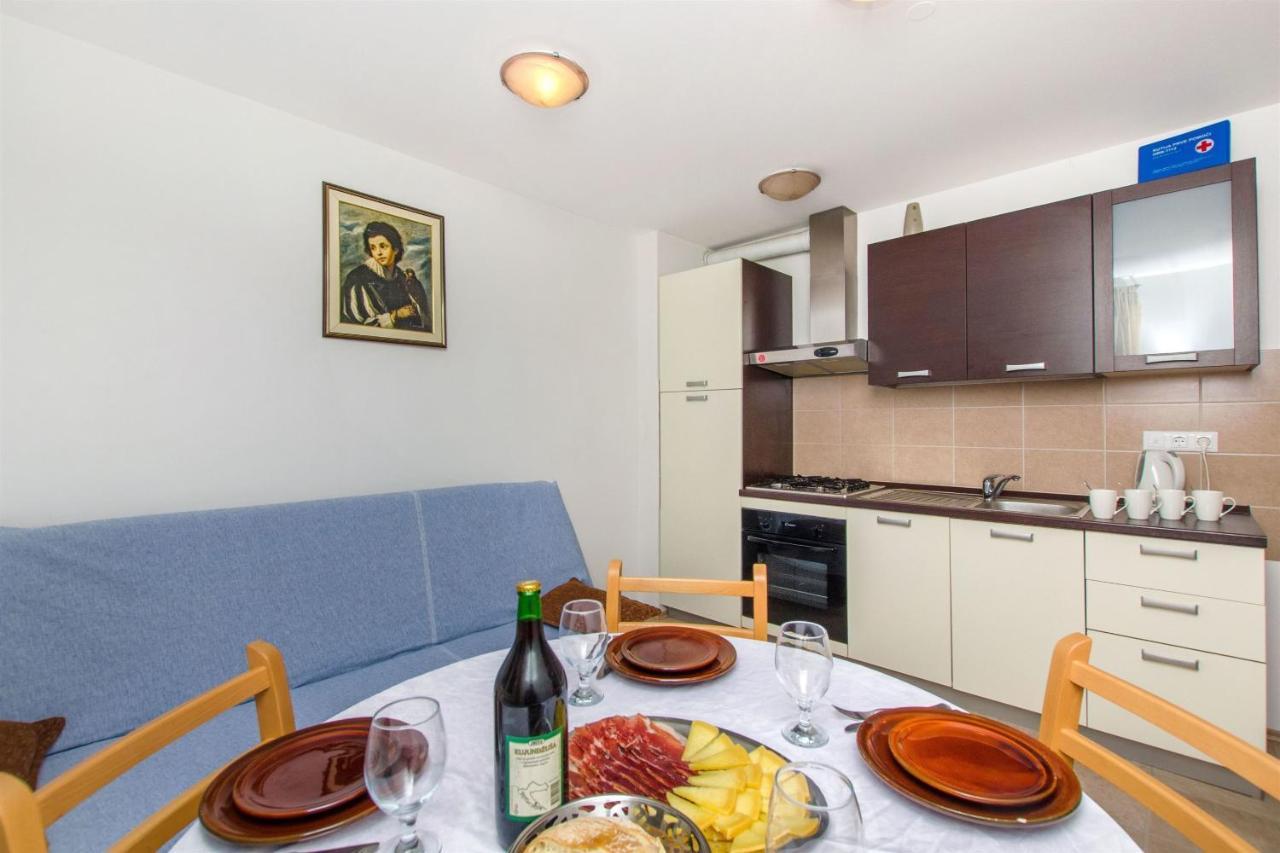 Apartments Mira โอมิช ภายนอก รูปภาพ
