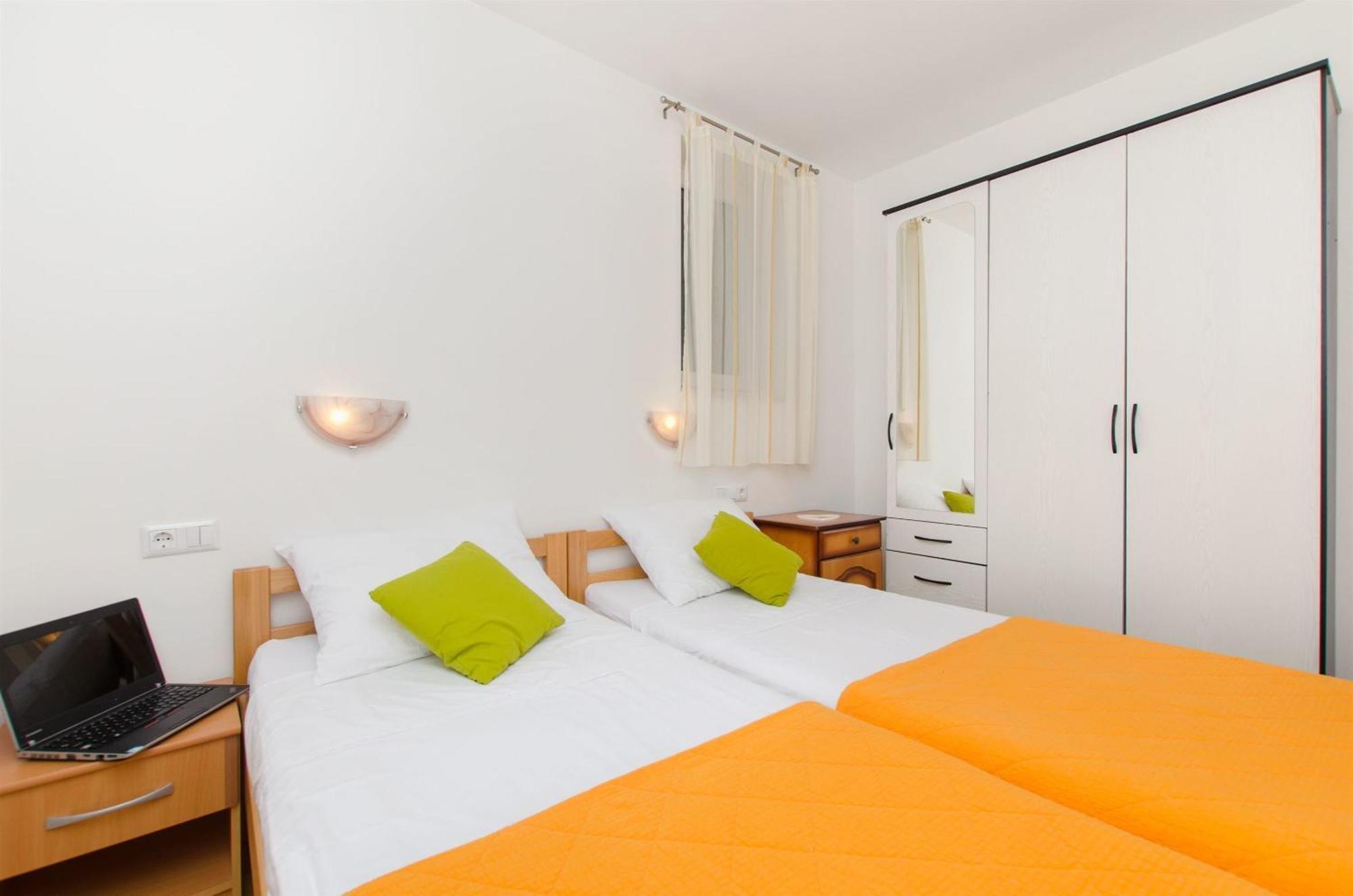 Apartments Mira โอมิช ภายนอก รูปภาพ